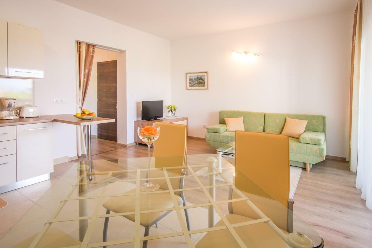 Apartmani Dujmovic Malinska Extérieur photo